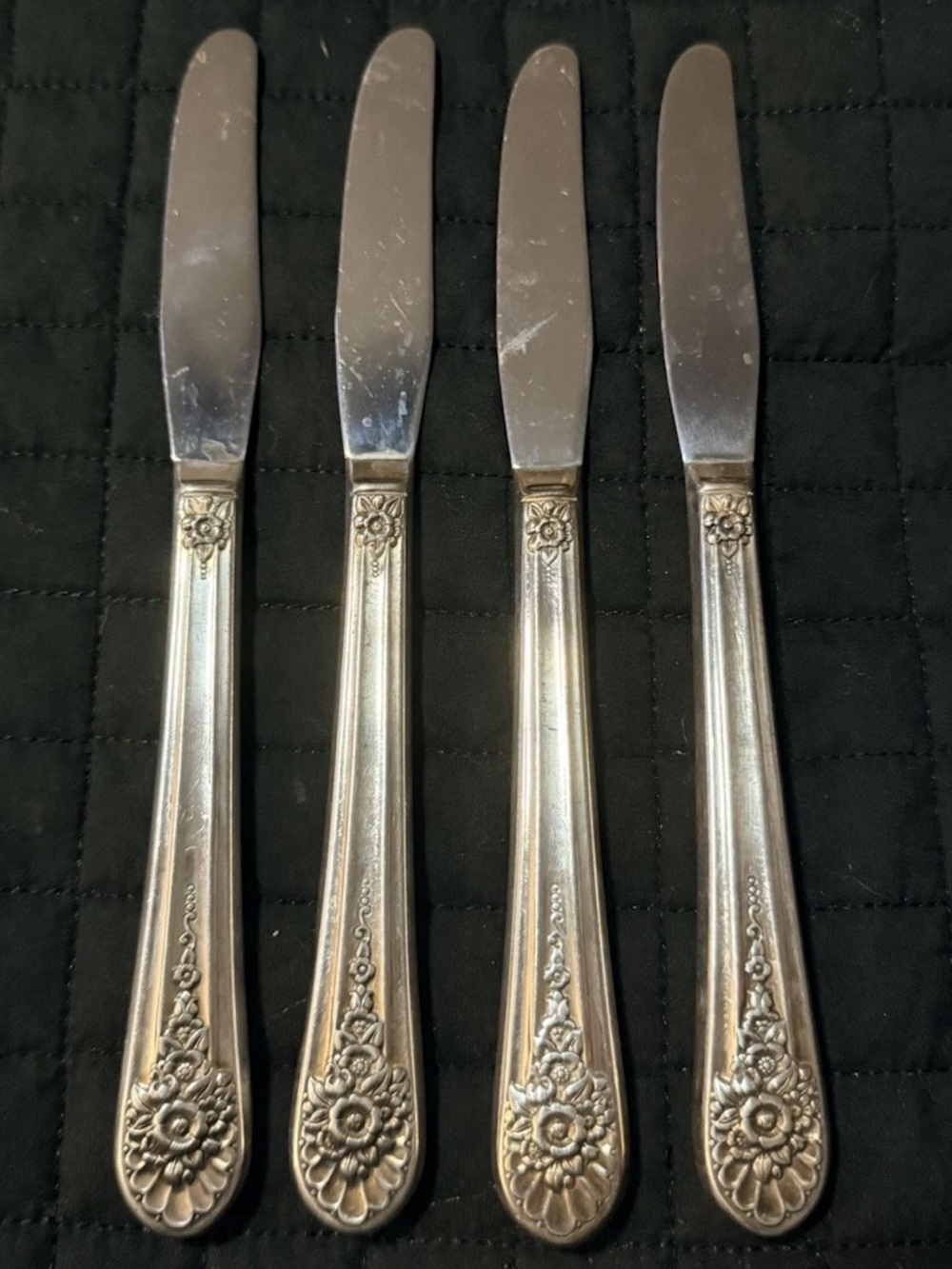 Set of 4 Vintage 1953 Wm Rogers JUBILEE Silverplate Knives Excellent Condition